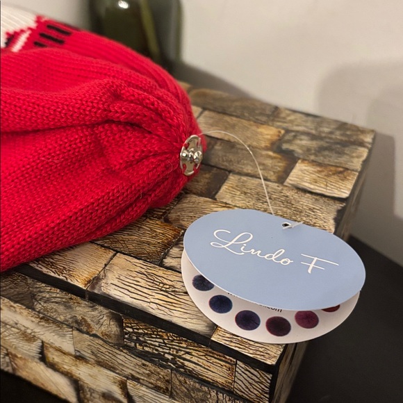 LINDO F Canada Hat Raccoon Pom Knit Merino Wool Red White NWT - Picture 8 of 12